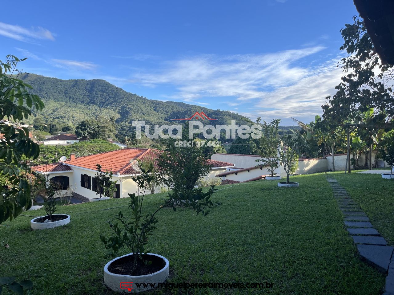 Mansão clássica - Piscina, área gourmet em bairro nobre | Código:C54