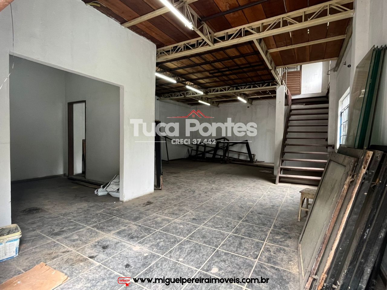 No asfalto principal - Amplo espaço | Código:L3