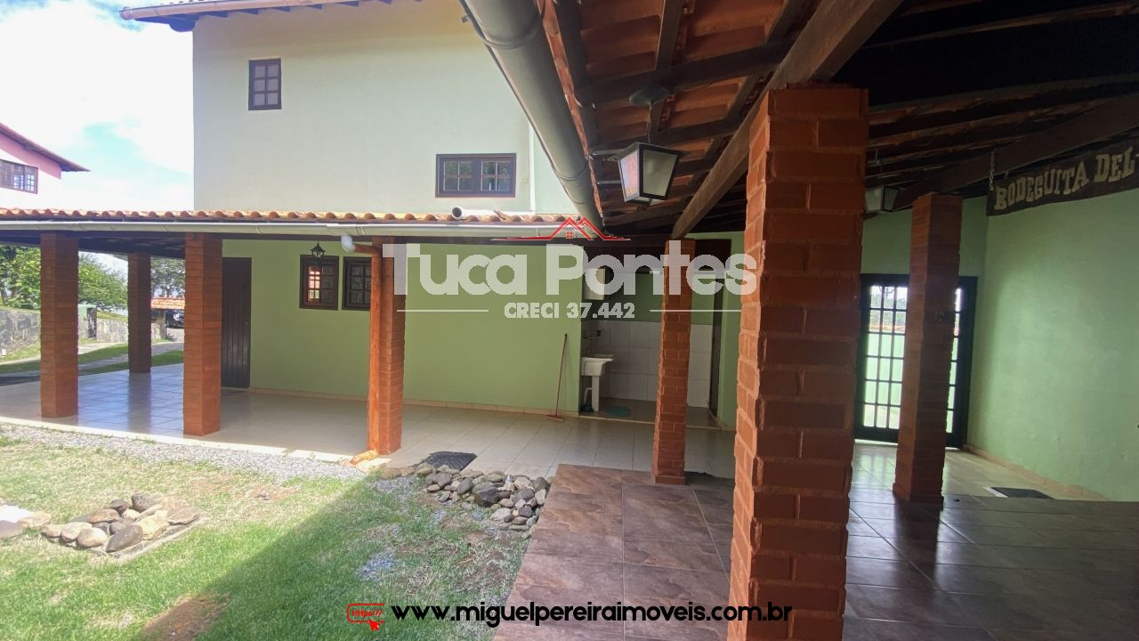 Casa ampla, com piscina e churrasqueira - Em condomínio | Código:C52