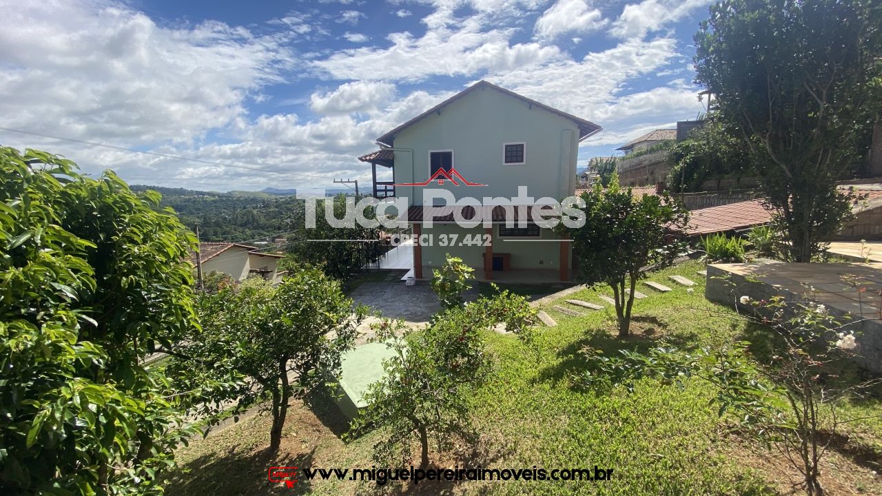 Casa ampla, com piscina e churrasqueira - Em condomínio | Código:C52