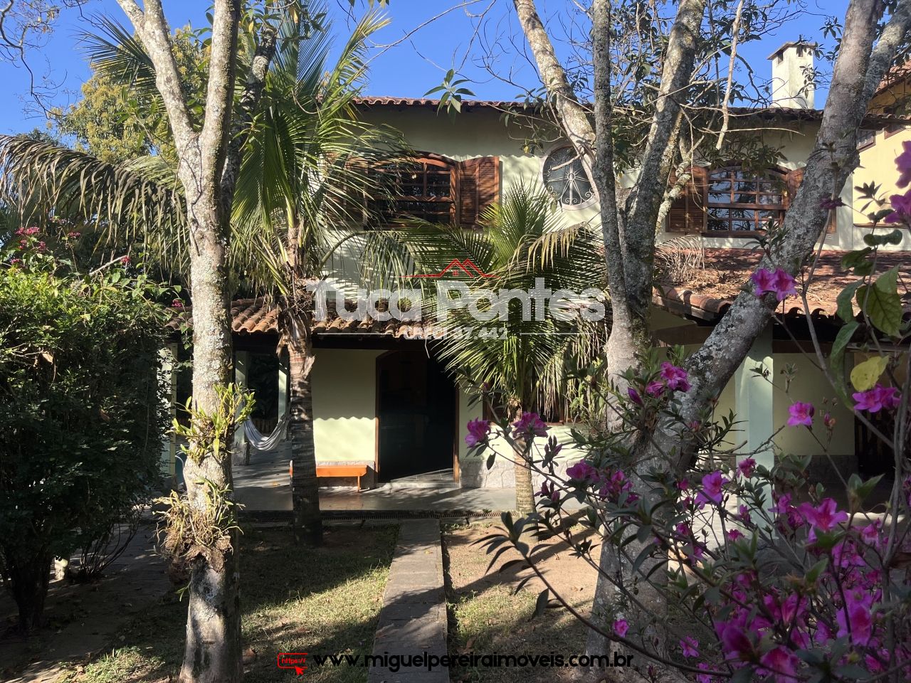 Cómodos amplos  - Casa com piscina  | Código:C101