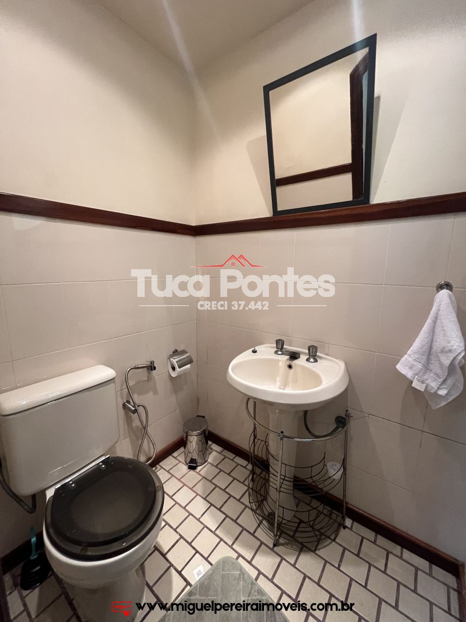 Cómodos amplos  - Casa com piscina  | Código:C101