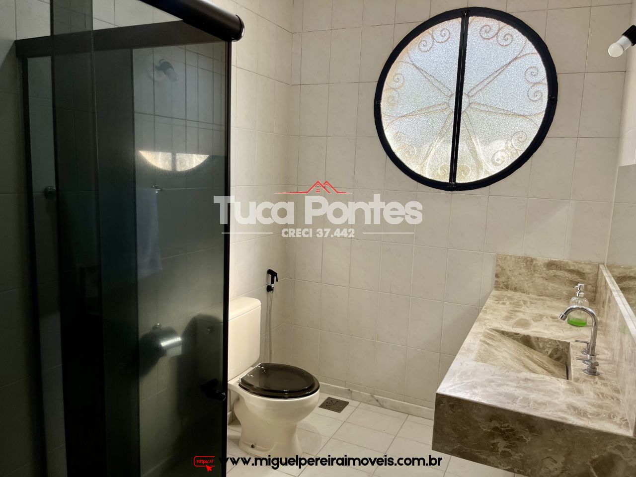 Cómodos amplos  - Casa com piscina  | Código:C101