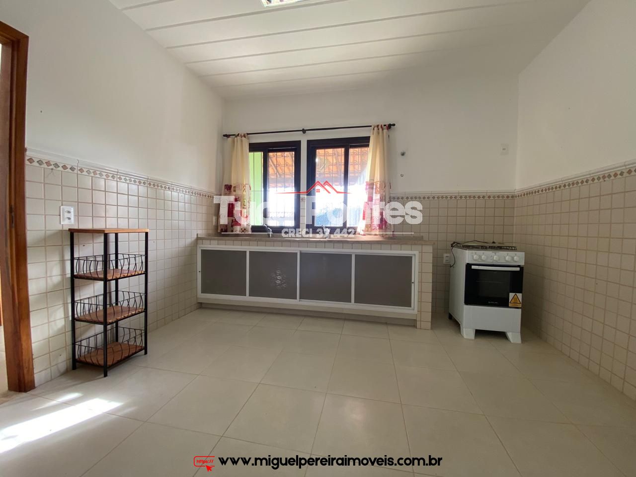 Terreno plano e murado  - Casa seminova mobiliada  | Código:C210