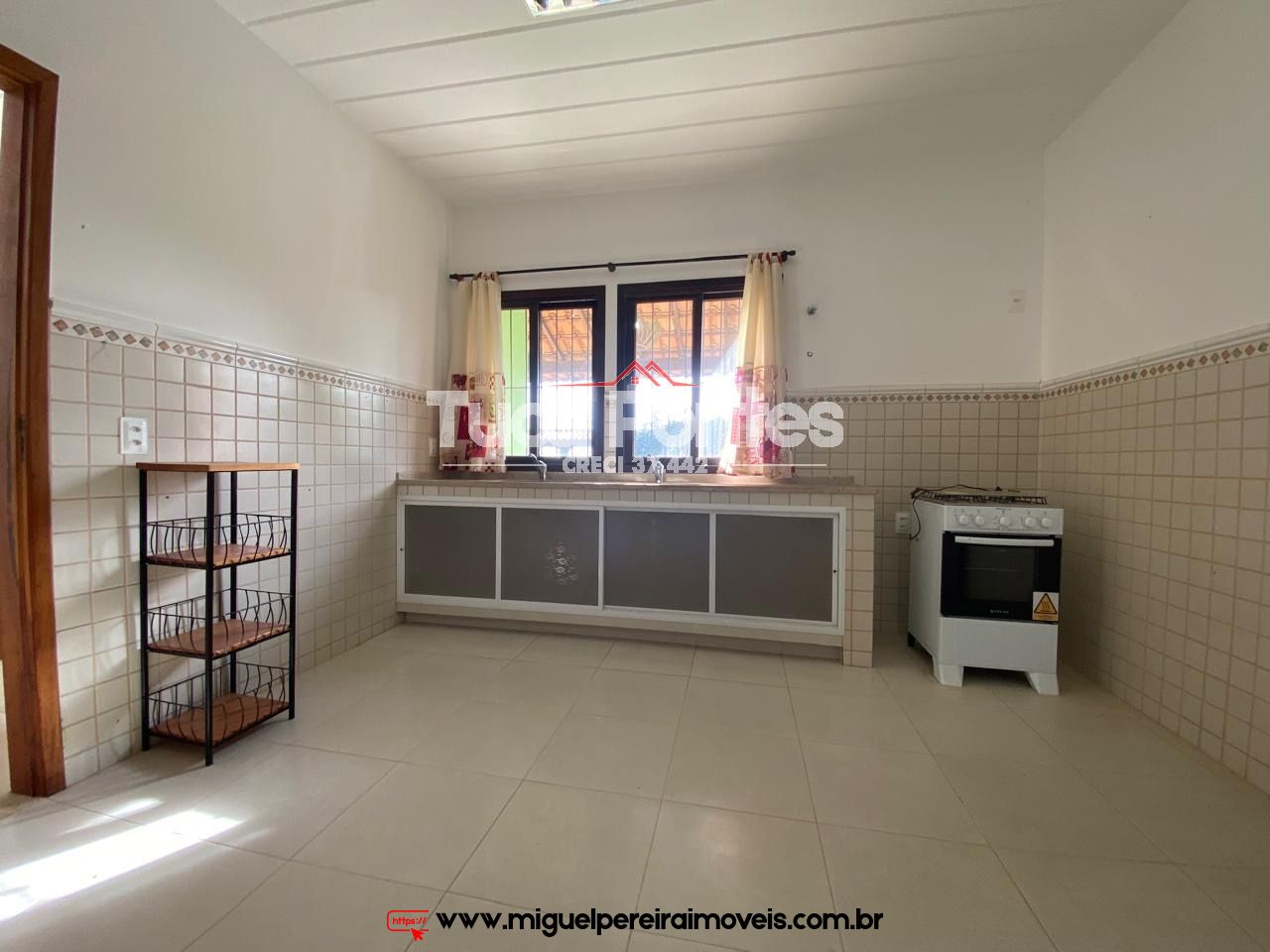 Terreno plano e murado  - Casa seminova mobiliada  | Código:C210