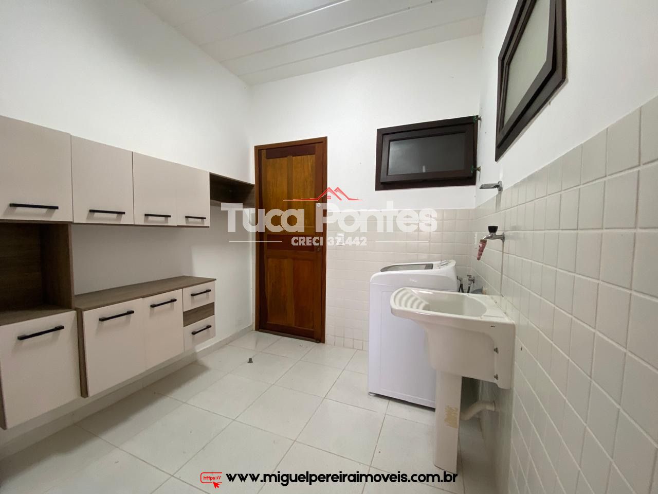 Terreno plano e murado  - Casa seminova mobiliada  | Código:C210