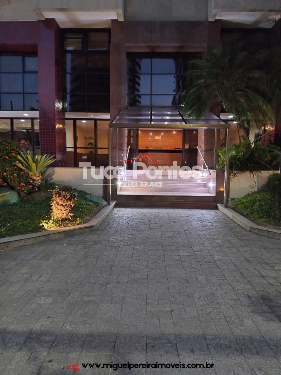 Lindo apto medindo 65m² - Na Barra da Tijuca - Posto 3 | Código:AP7