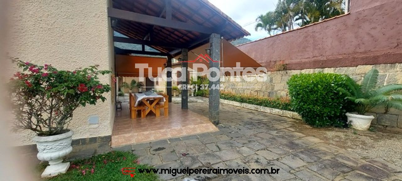 E linda vista  - Casa com belo jardim  | Código:C1111