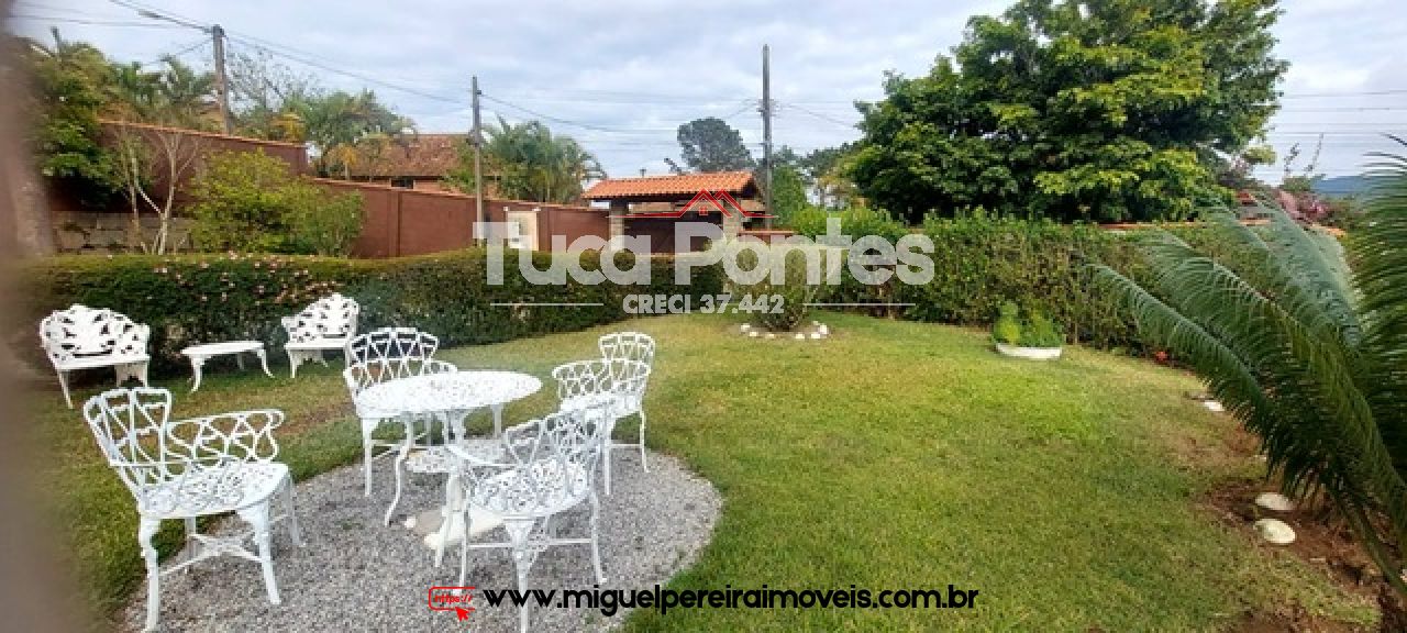 E linda vista  - Casa com belo jardim  | Código:C1111