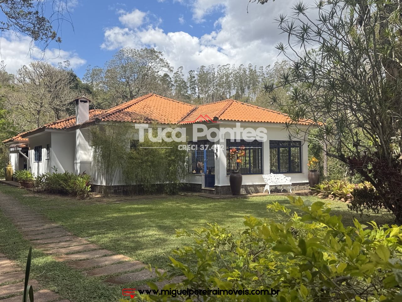 Maravilhosa chácara  - Com belíssima casa e jardim | Código:S40