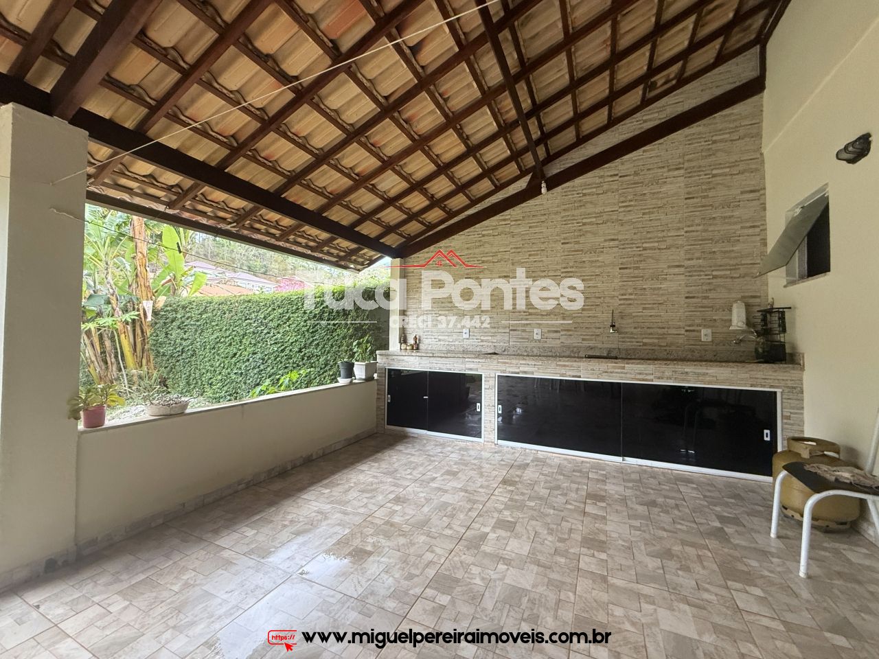 Casa seminova - Estilo colonial | Código:C65