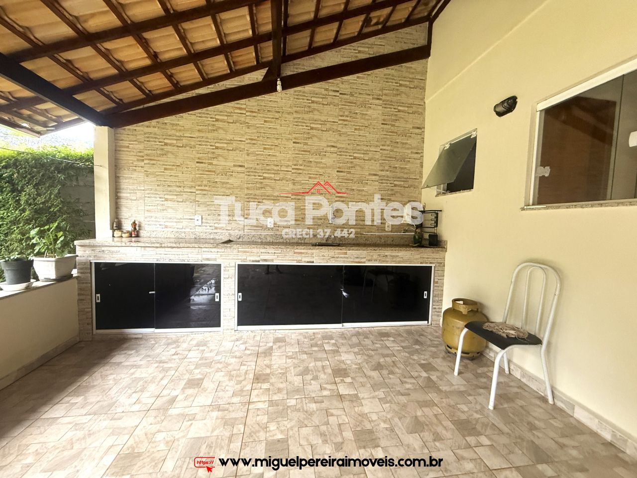 Casa seminova - Estilo colonial | Código:C65