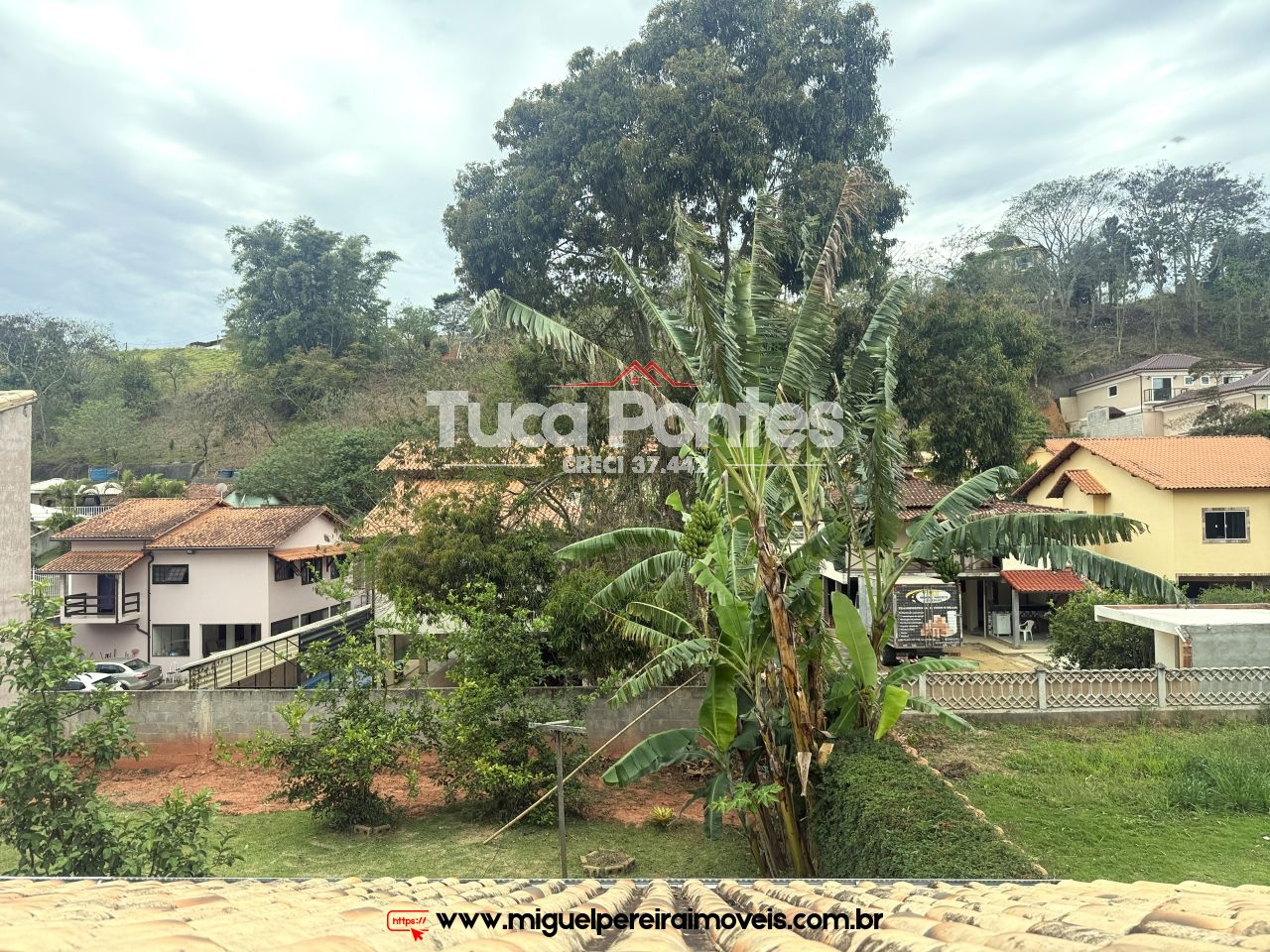 Casa seminova - Estilo colonial | Código:C65