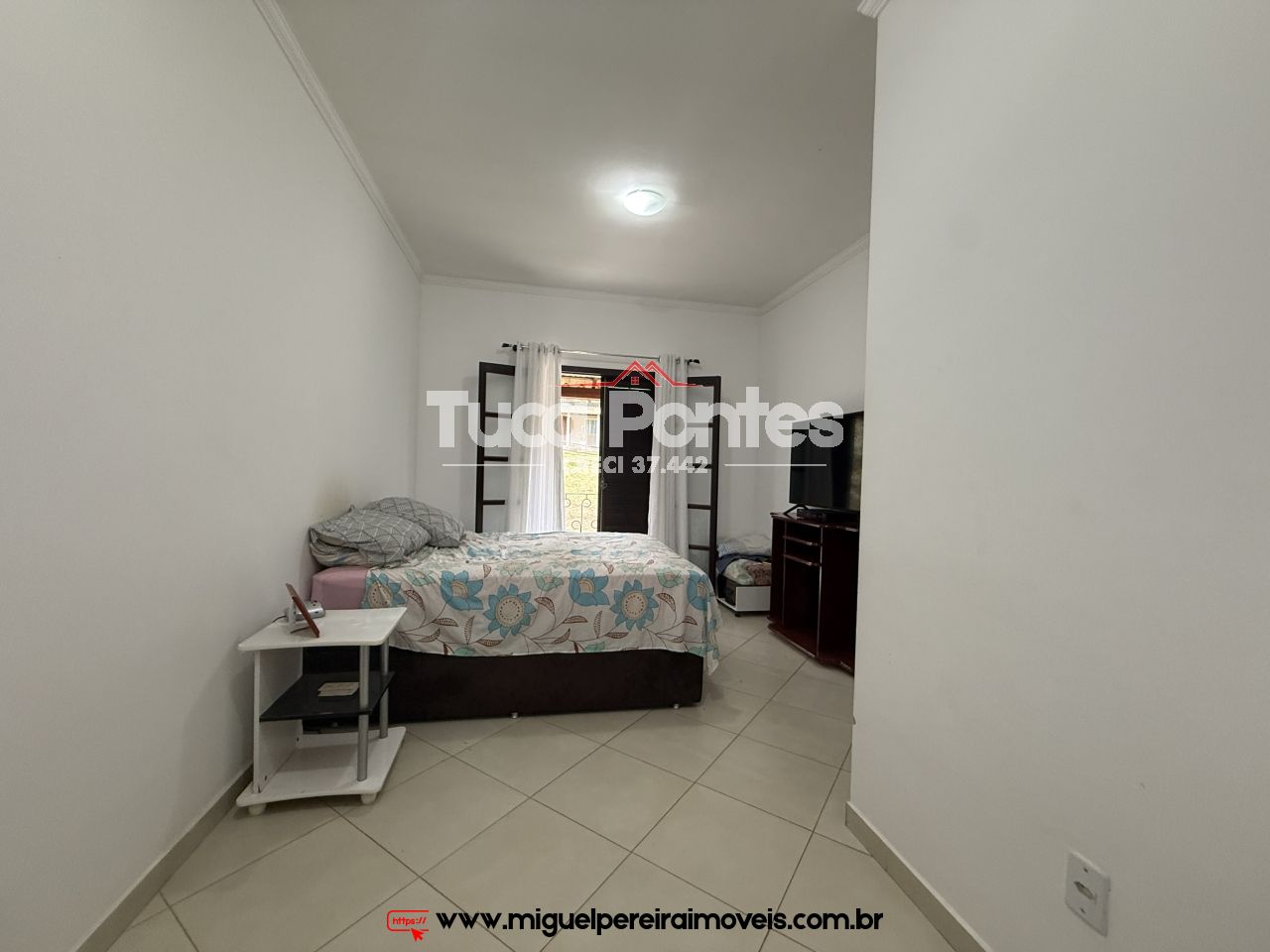 Casa seminova - Estilo colonial | Código:C65