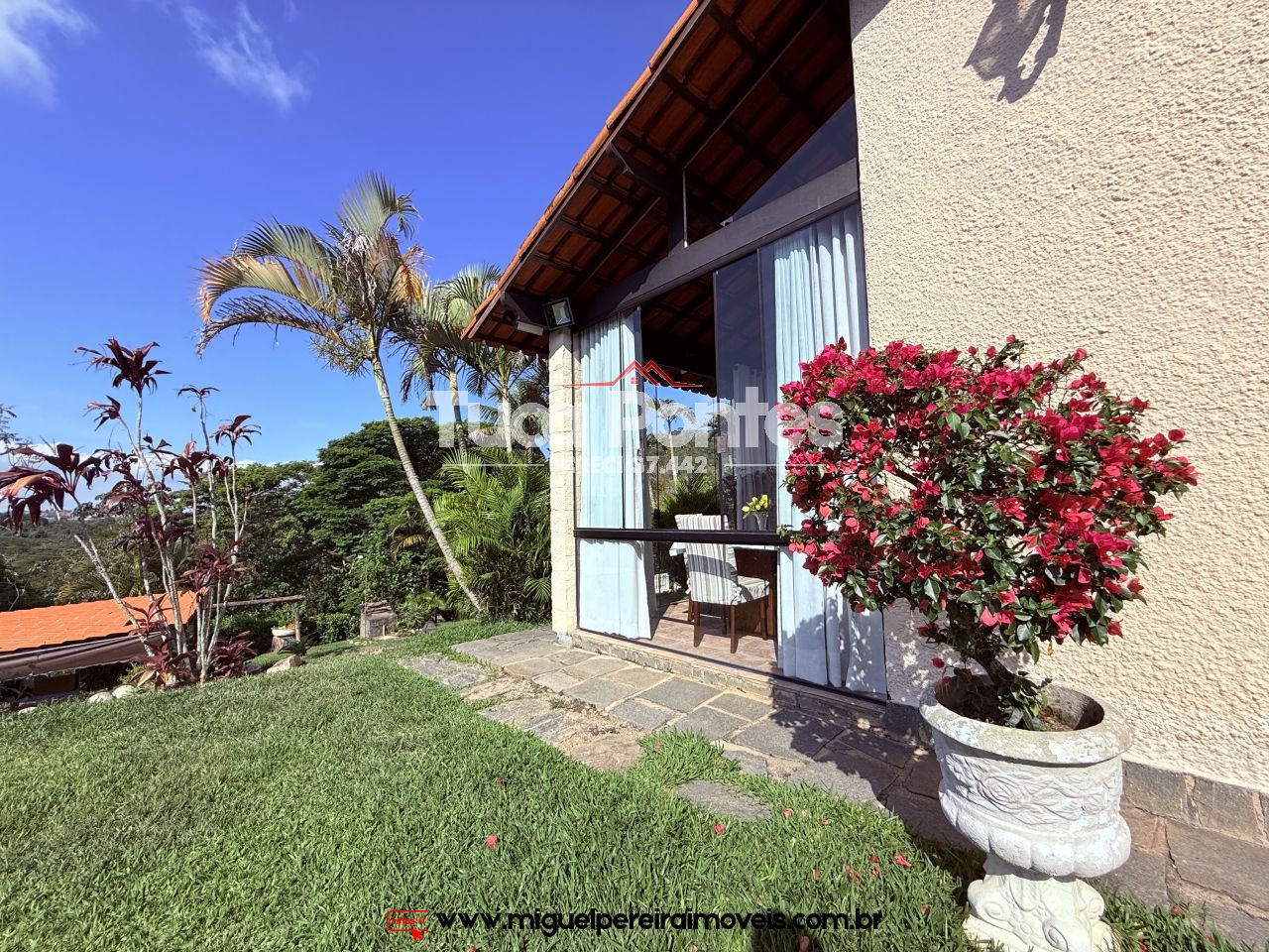 Vista encantadora - 5 Quartos, com piscina e churrasqueira  | Código:C35