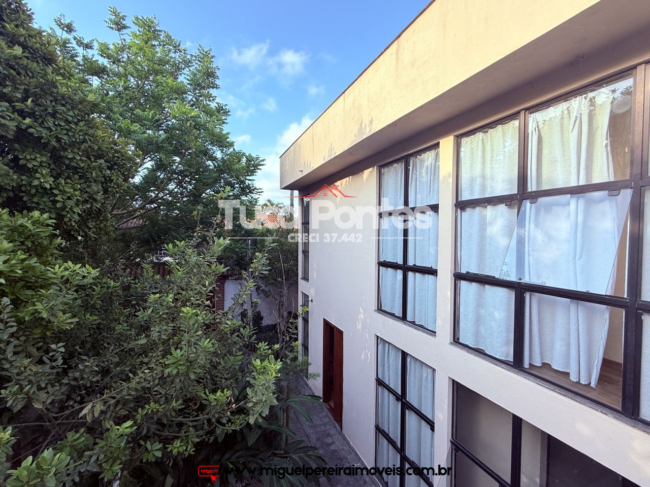 Charmosa casa com arquitetura moderna - 700 mts do Lago de Javary | Código:C51