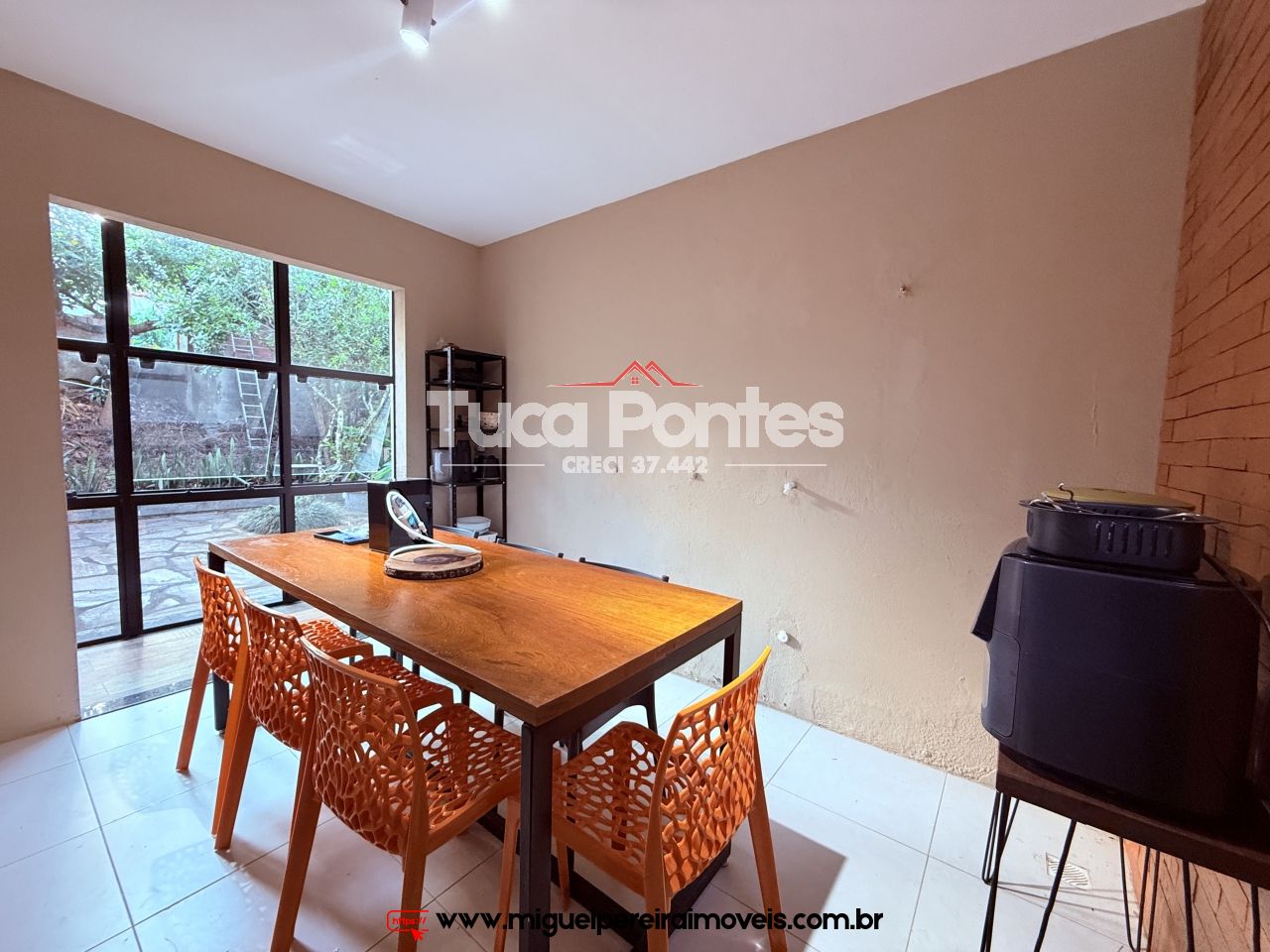 Charmosa casa com arquitetura moderna - 700 mts do Lago de Javary | Código:C51