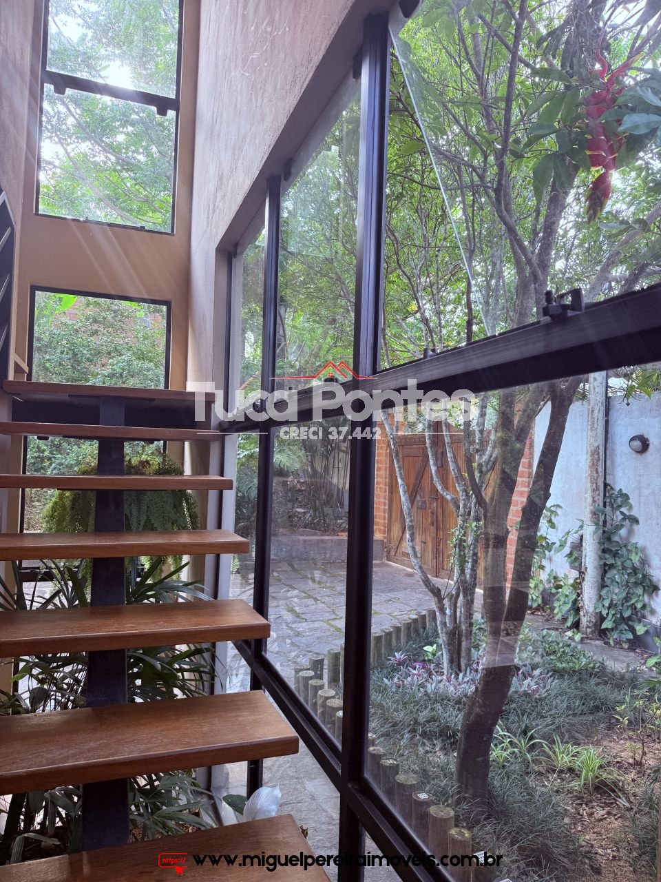 Charmosa casa com arquitetura moderna - 700 mts do Lago de Javary | Código:C51