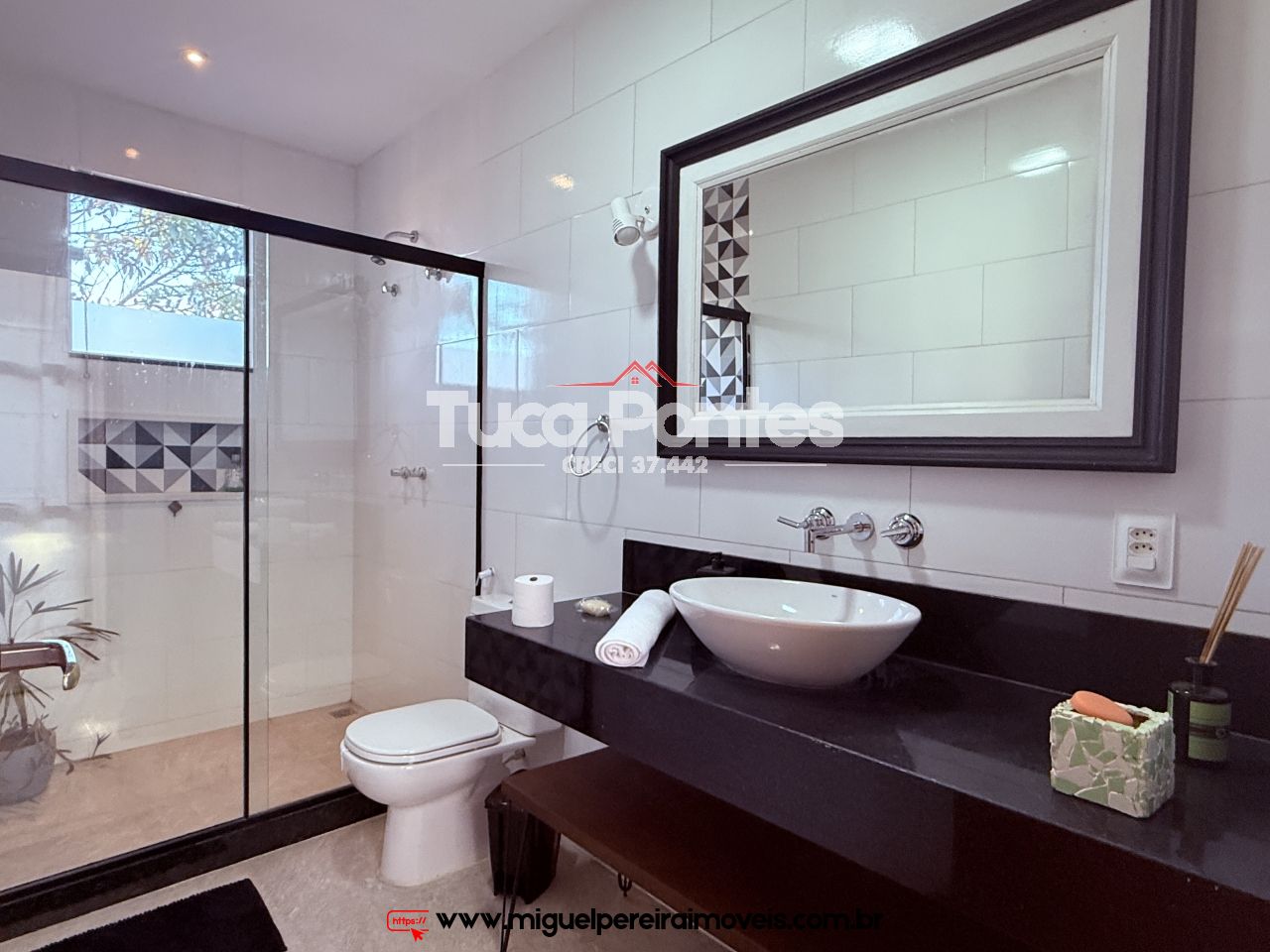 Charmosa casa com arquitetura moderna - 700 mts do Lago de Javary | Código:C51