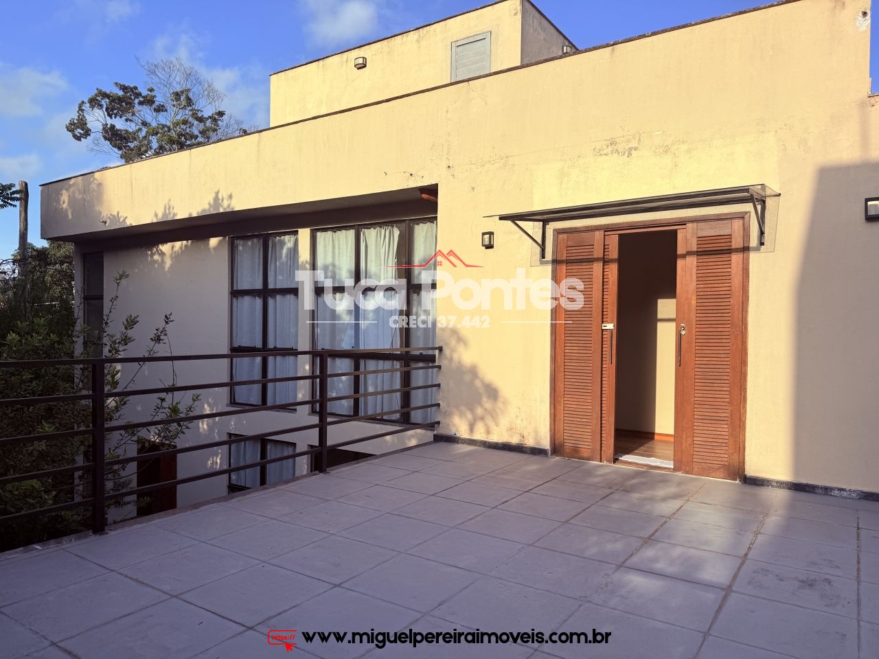 Charmosa casa com arquitetura moderna - 700 mts do Lago de Javary | Código:C51