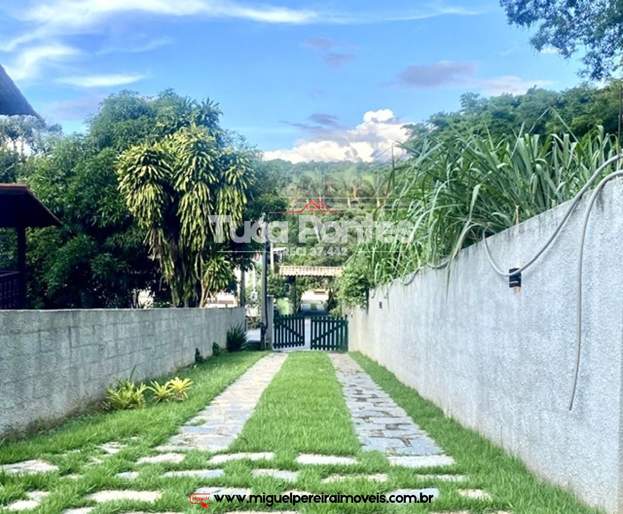 Casa nova e terrea - Com pé direito alto  | Código:C64