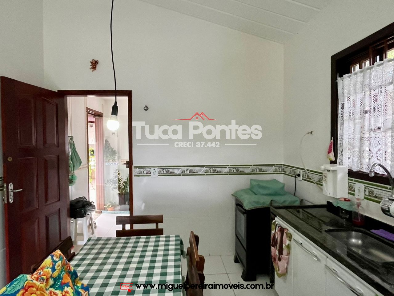 Charmosa casa - Em pequeno condomínio | Código:C79