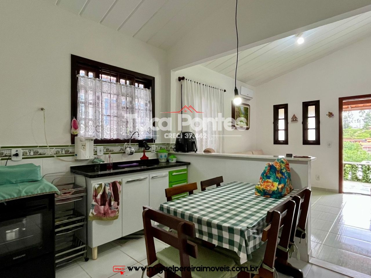 Charmosa casa - Em pequeno condomínio | Código:C79