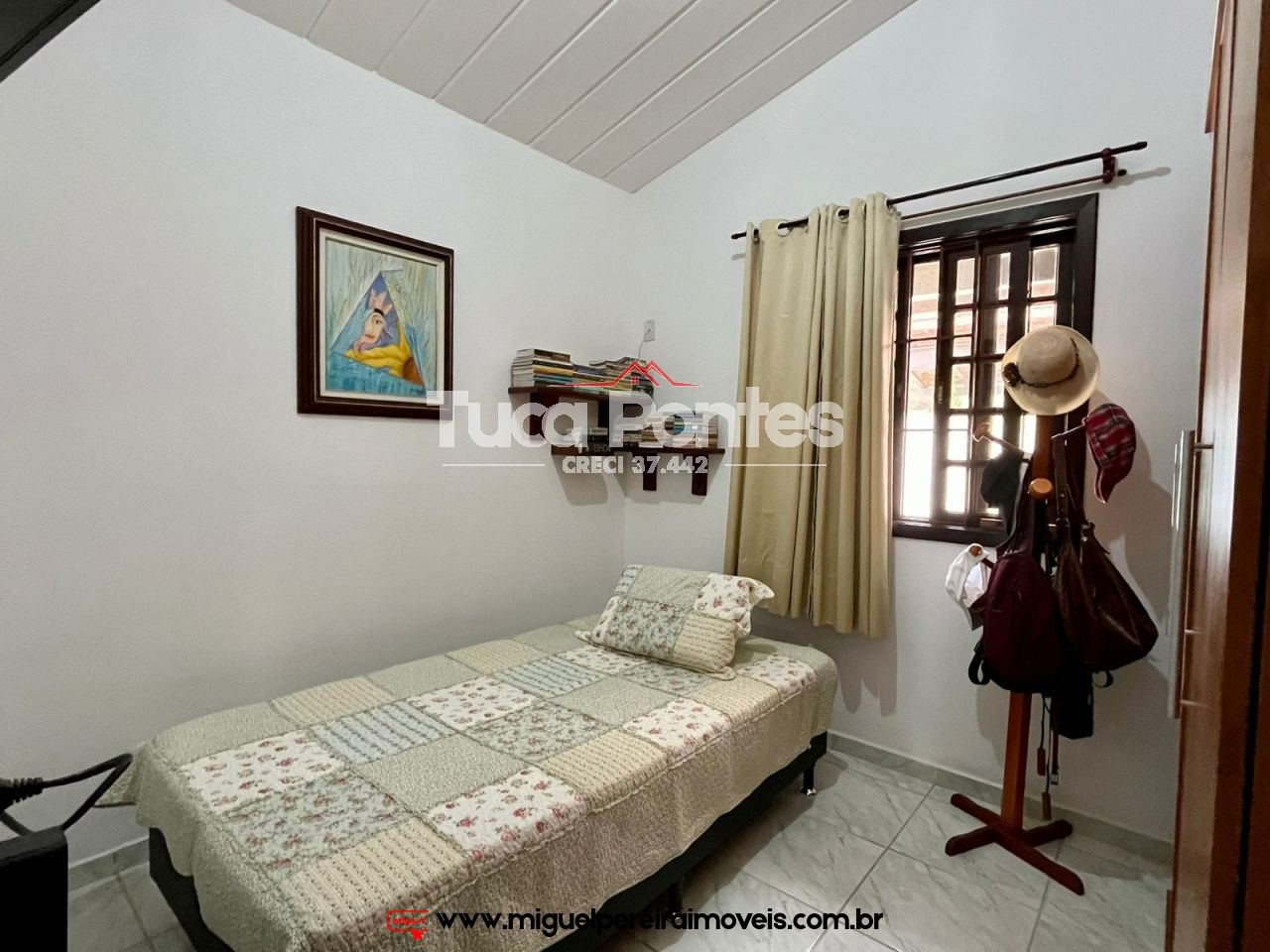 Charmosa casa - Em pequeno condomínio | Código:C79