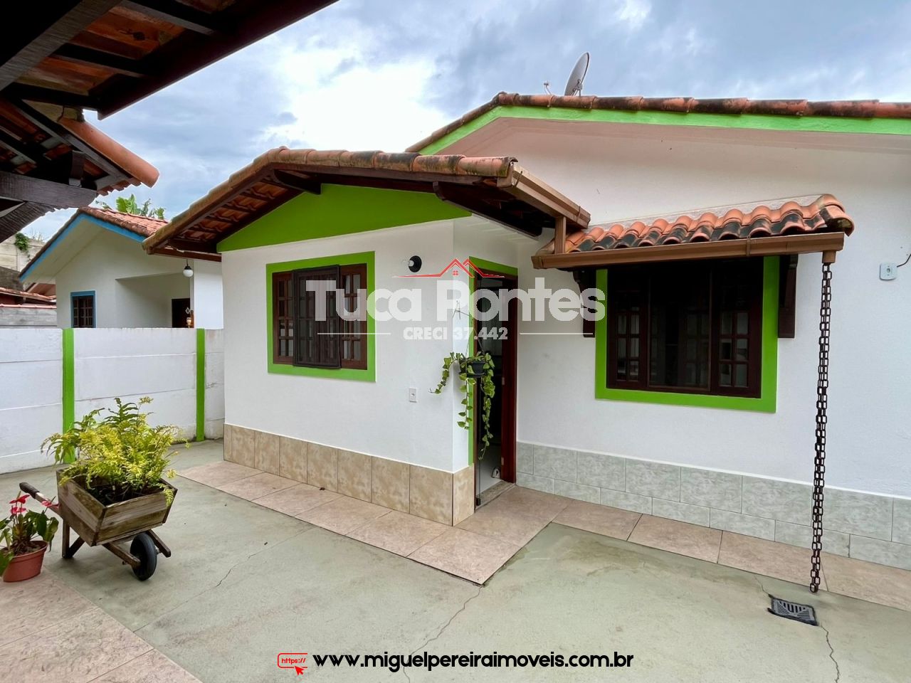 Charmosa casa - Em pequeno condomínio | Código:C79