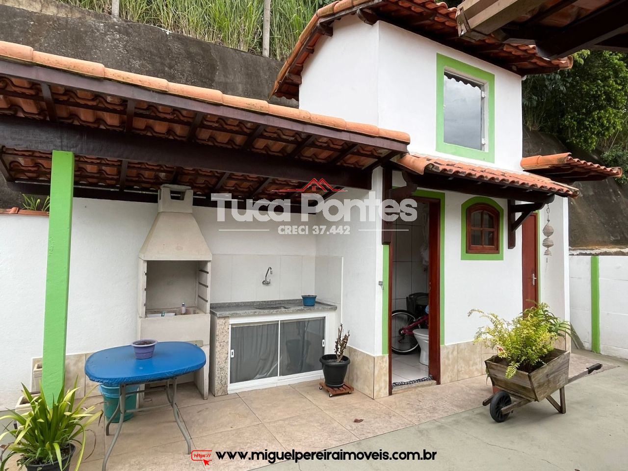 Charmosa casa - Em pequeno condomínio | Código:C79