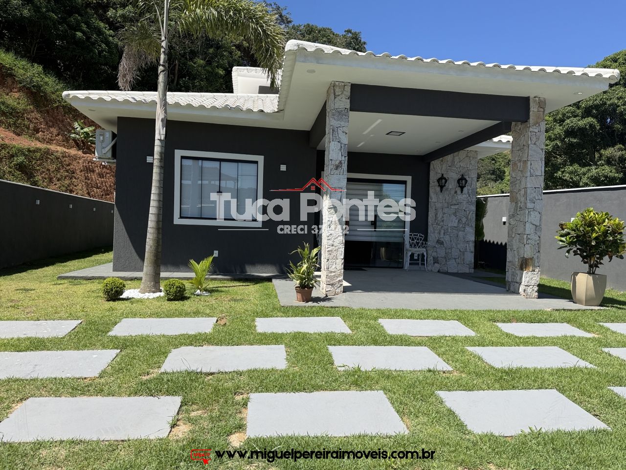 Luxuosa casa em terreno plano - Um charme! | Código:C81