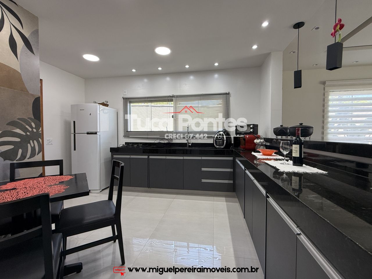 Luxuosa casa em terreno plano - Um charme! | Código:C81