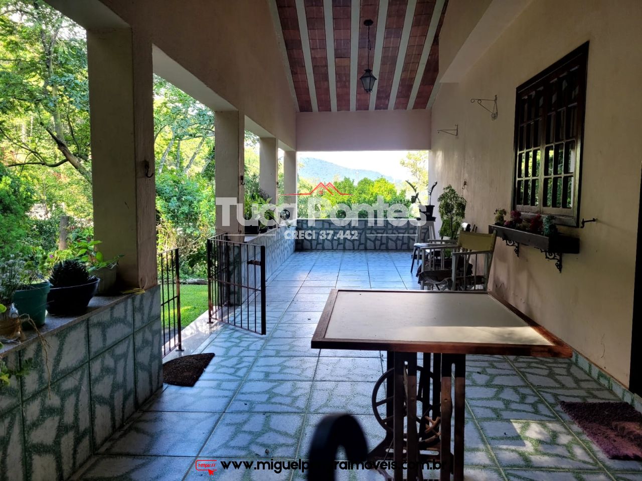 Em rua tranquila e residencial - Estilo mini-sítio | Código:C83