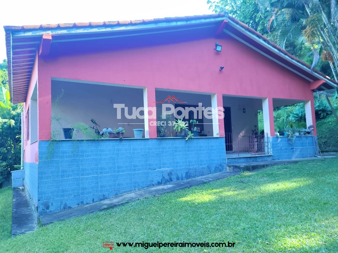 Em rua tranquila e residencial - Estilo mini-sítio | Código:C83