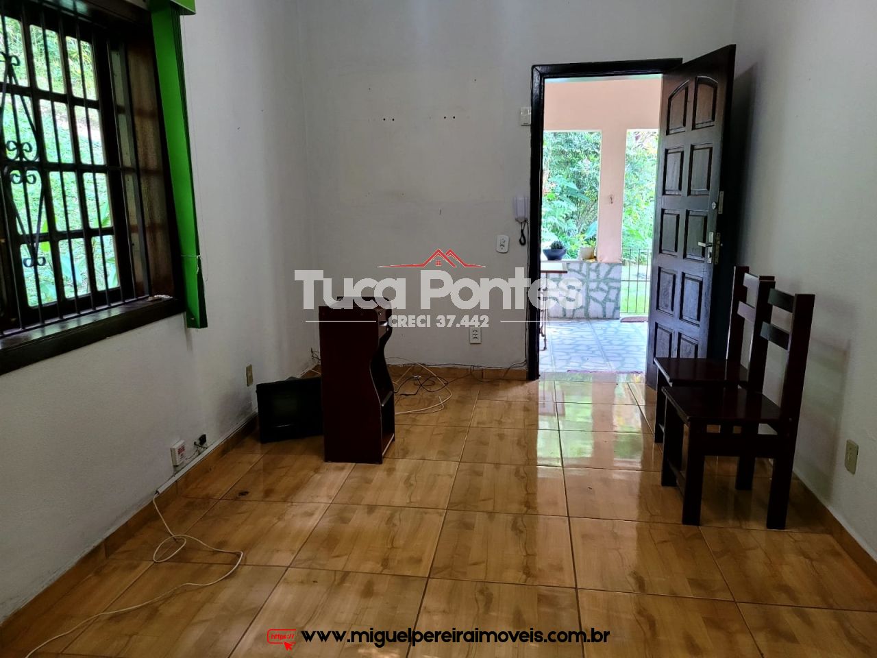 Em rua tranquila e residencial - Estilo mini-sítio | Código:C83