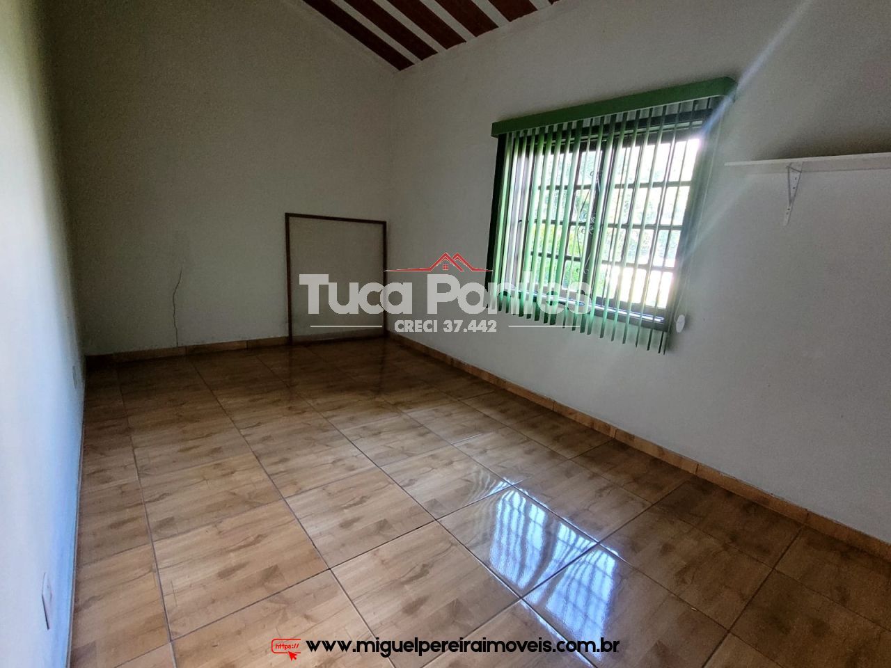 Em rua tranquila e residencial - Estilo mini-sítio | Código:C83