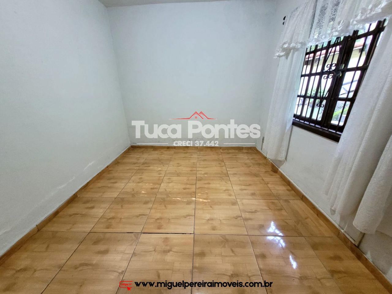 Em rua tranquila e residencial - Estilo mini-sítio | Código:C83