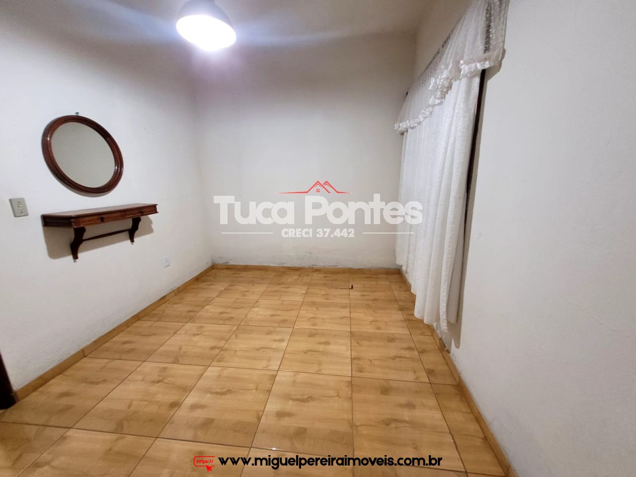 Em rua tranquila e residencial - Estilo mini-sítio | Código:C83