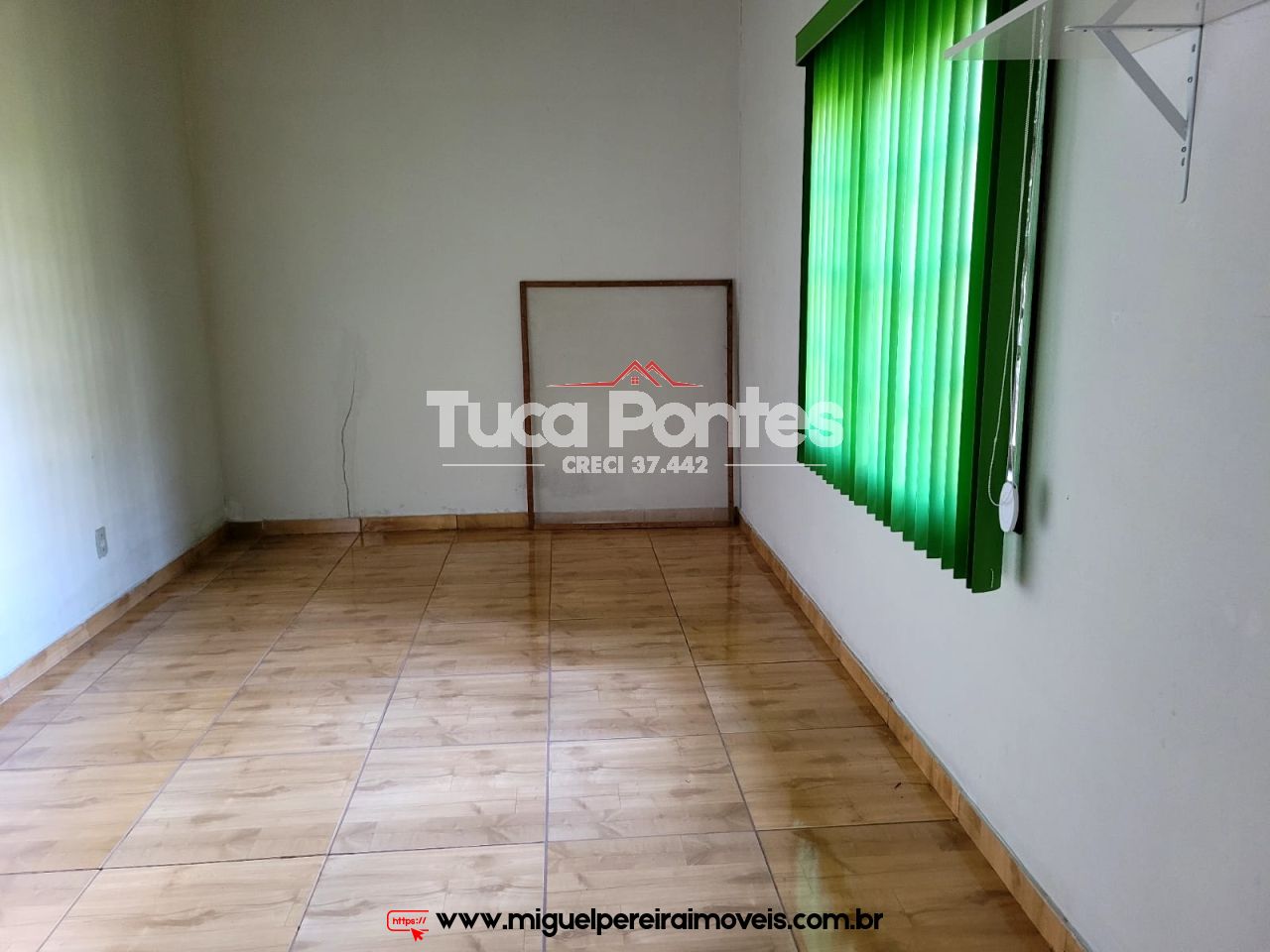 Em rua tranquila e residencial - Estilo mini-sítio | Código:C83