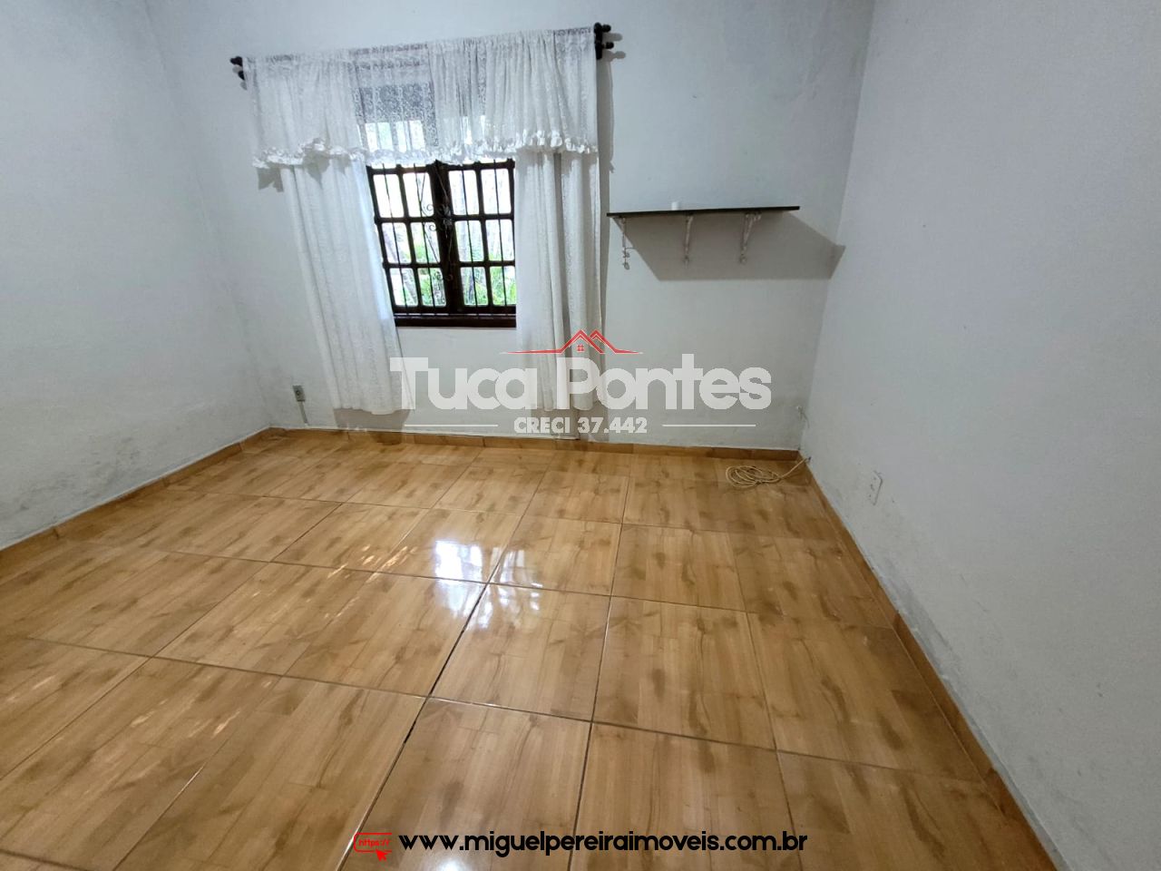 Em rua tranquila e residencial - Estilo mini-sítio | Código:C83