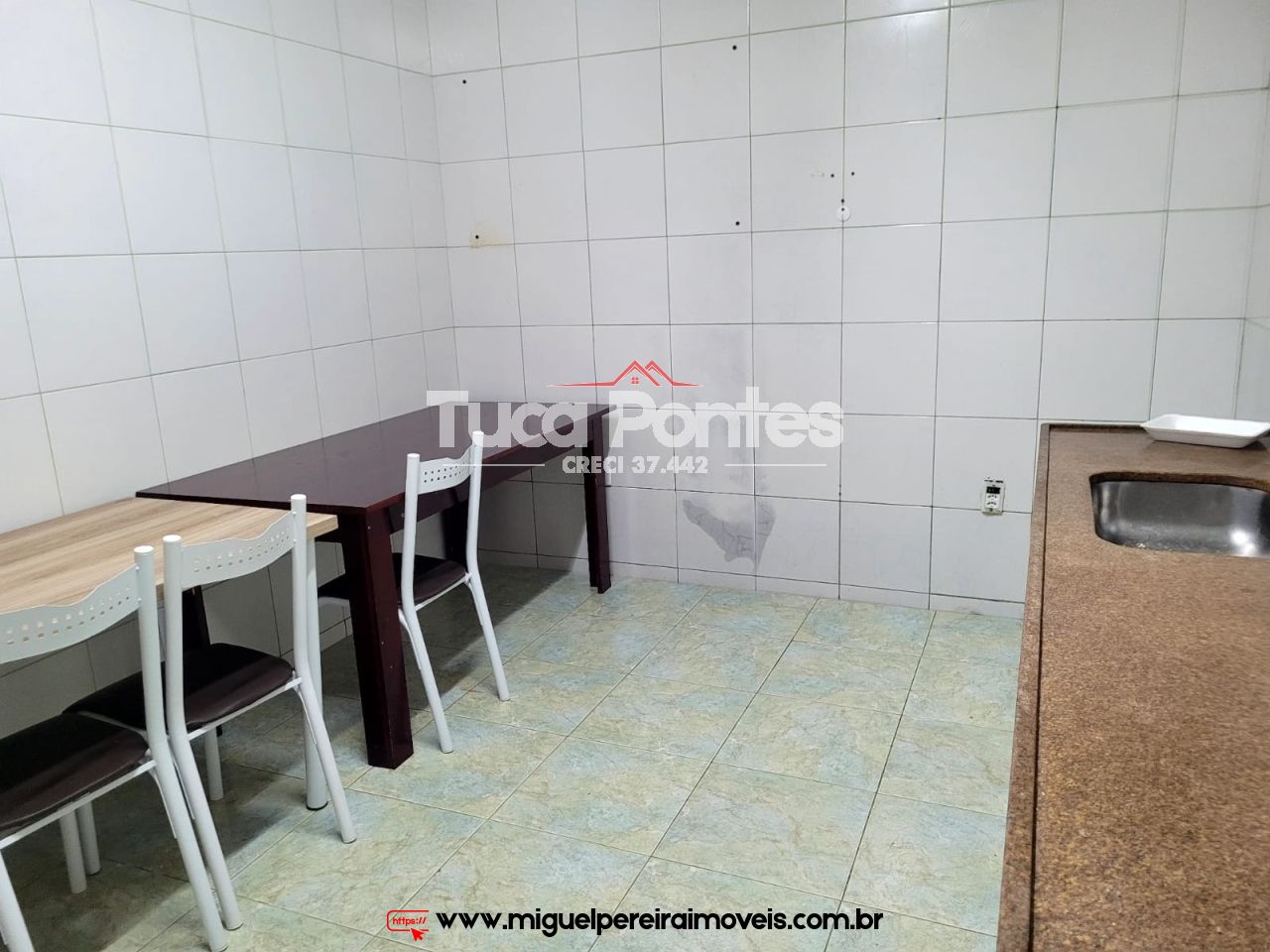 Em rua tranquila e residencial - Estilo mini-sítio | Código:C83