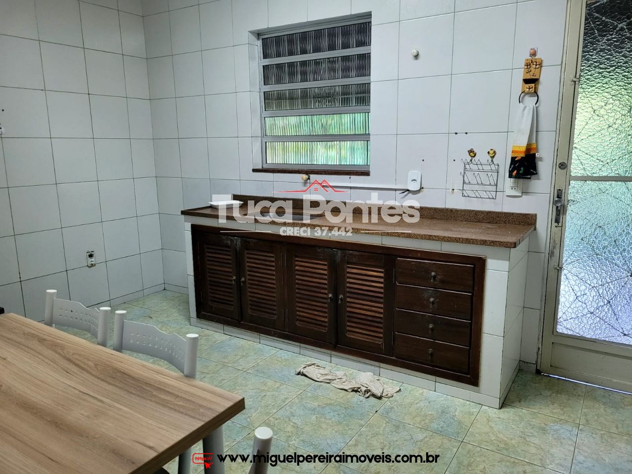 Em rua tranquila e residencial - Estilo mini-sítio | Código:C83