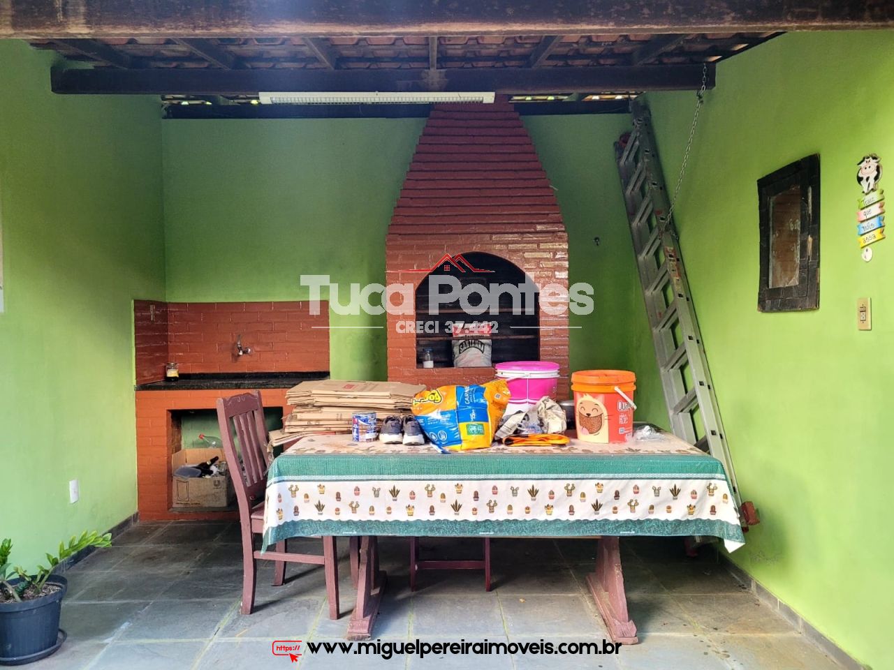 Em rua tranquila e residencial - Estilo mini-sítio | Código:C83