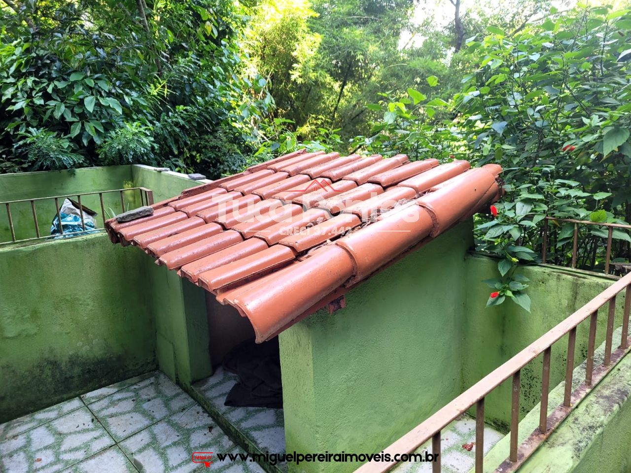 Em rua tranquila e residencial - Estilo mini-sítio | Código:C83