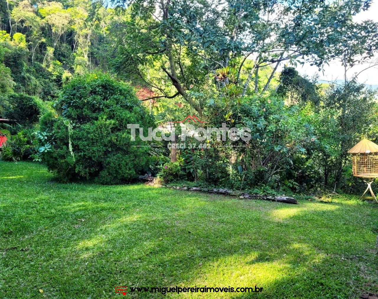 Em rua tranquila e residencial - Estilo mini-sítio | Código:C83