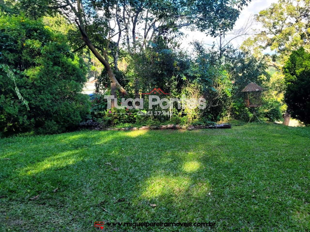 Em rua tranquila e residencial - Estilo mini-sítio | Código:C83