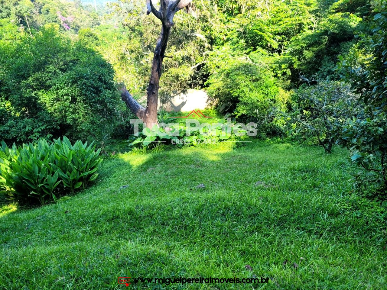 Em rua tranquila e residencial - Estilo mini-sítio | Código:C83