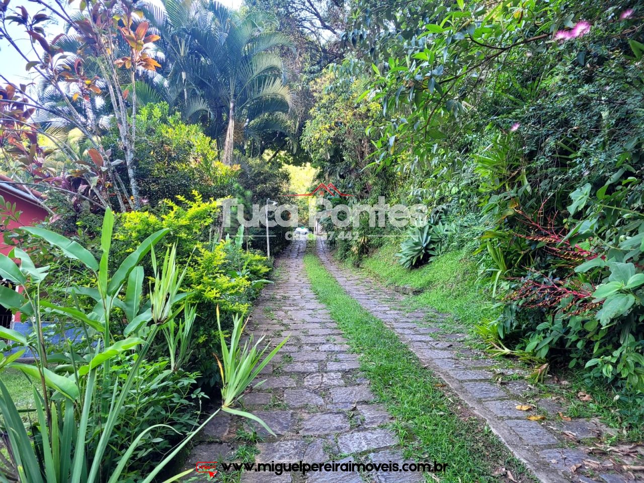Em rua tranquila e residencial - Estilo mini-sítio | Código:C83