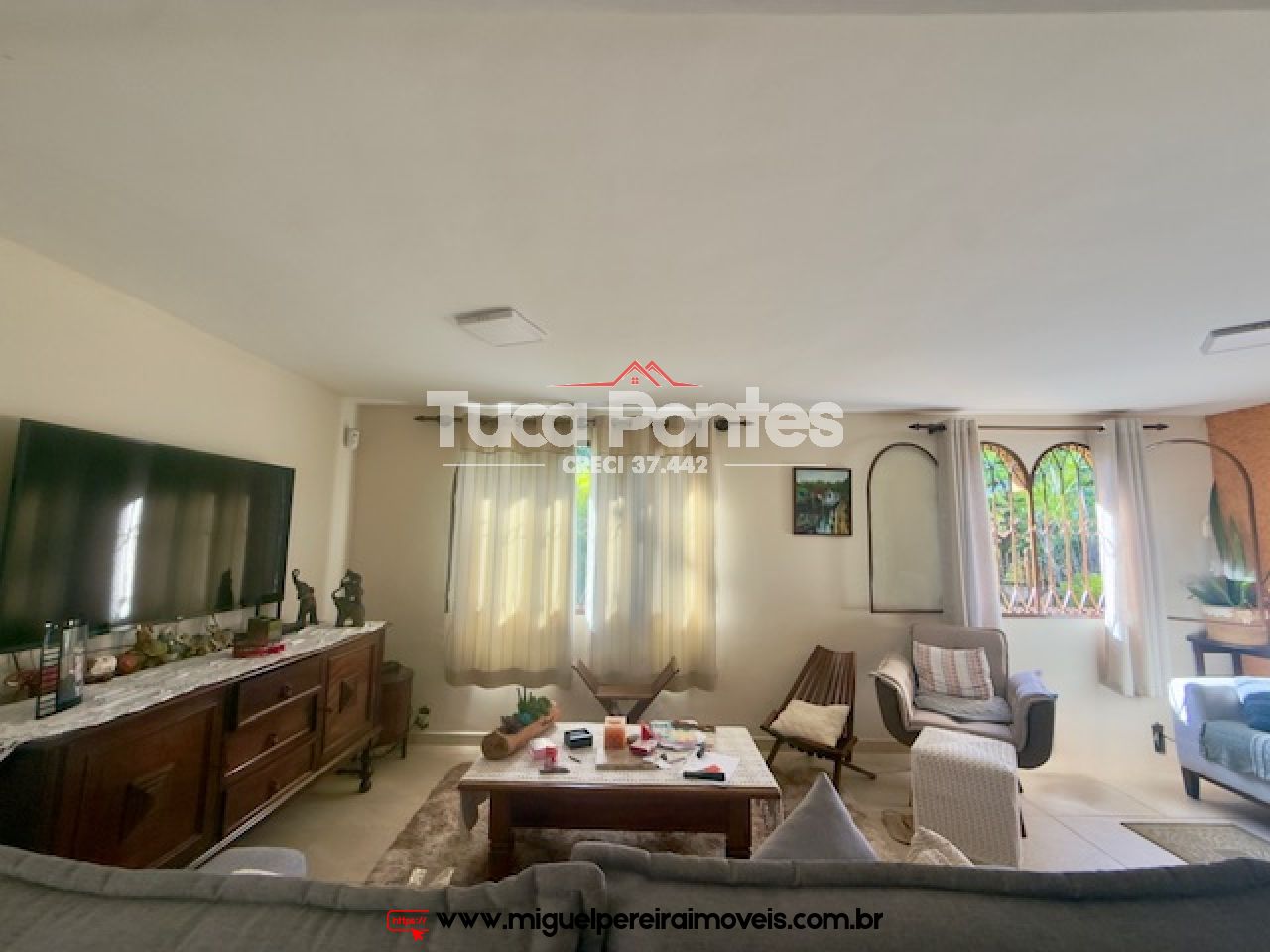 Casa ampla com 4 quartos - Com piscina, Churrasqueira e Murada  | Código:C89