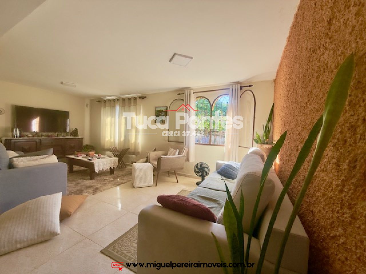 Casa ampla com 4 quartos - Com piscina, Churrasqueira e Murada  | Código:C89